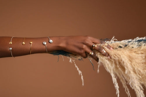 Brazalete "Concha Dorada" – Joyería Sostenible y Artesanía de Autor